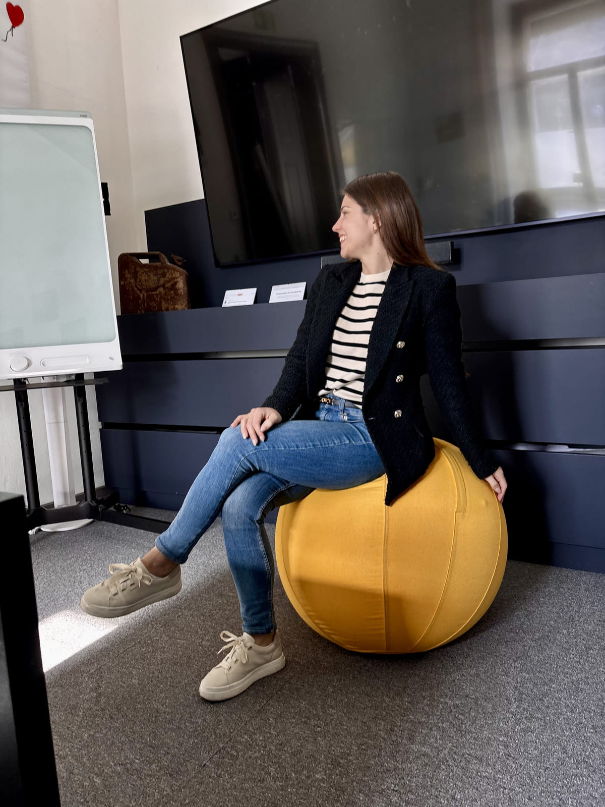 katharina feiertag sitzend im büro bei quickticket